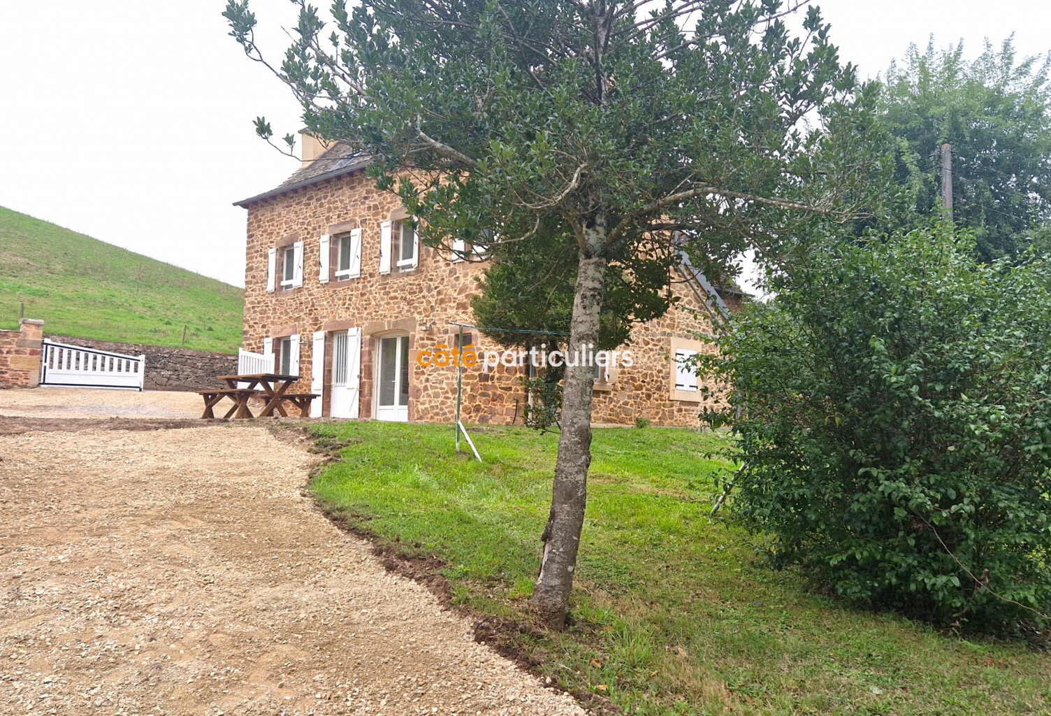 Maison rénovée assise sur 1800 m2 de terrain. — photo 1