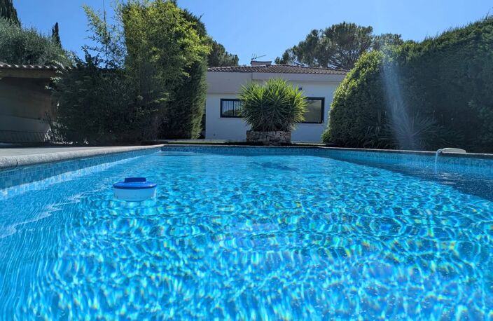 MOUGINS - BELLE CONTEMPORAINE DE PLAIN-PIED - PROCHE DU VIEUX VI — photo 2