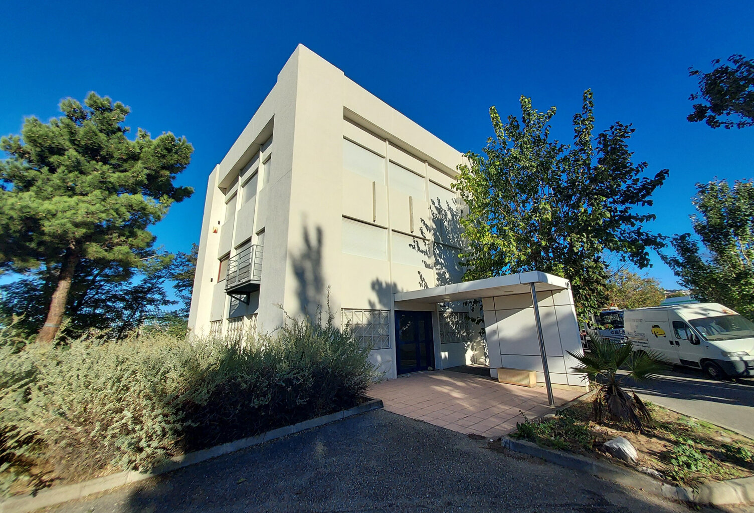 ENTREPOT / IMMEUBLE DE BUREAUX ZONE ACTIVITÉ MARITIME DE MOU — photo 1