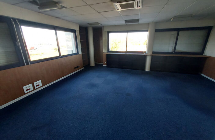 ENTREPOT / IMMEUBLE DE BUREAUX ZONE ACTIVITÉ MARITIME DE MOU — photo 3