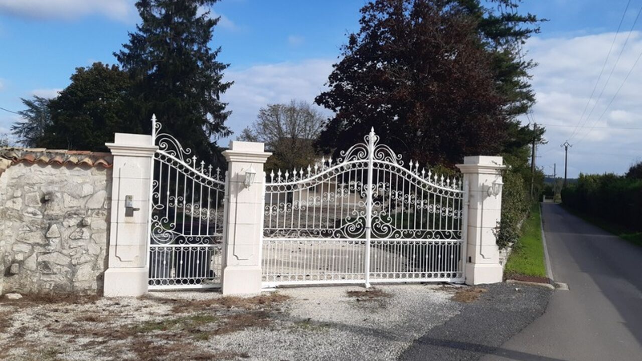 maison 8 pièces 229 m2 à vendre à Roullet-Saint-Estèphe (16440)