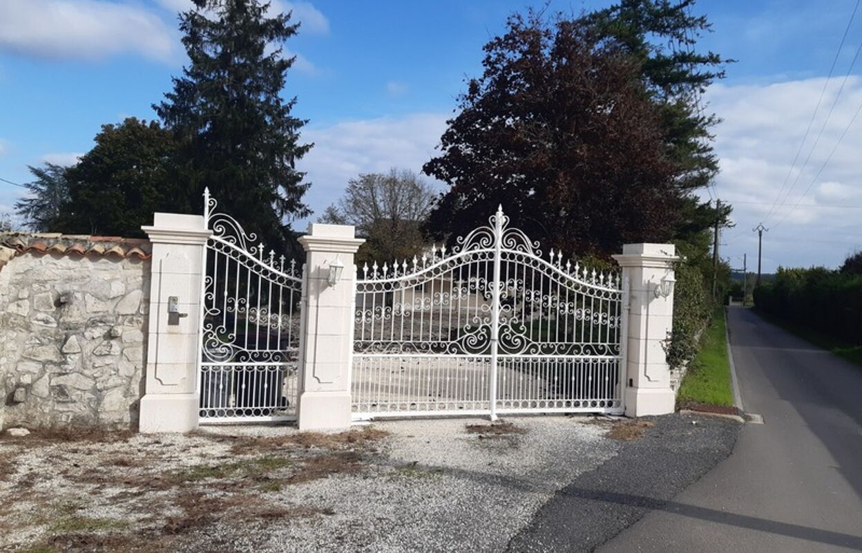 maison 8 pièces 229 m2 à vendre à Roullet-Saint-Estèphe (16440)