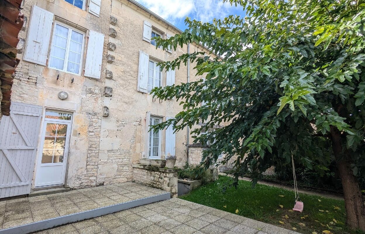 maison 10 pièces 227 m2 à vendre à Rouillac (16170)