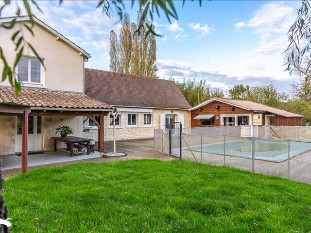 Maison en pierre de 5 pièces principales — photo du bien