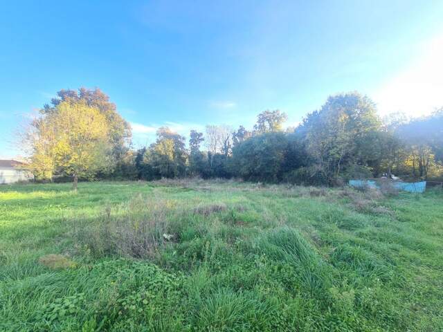 Terrain constructible d'environ 940 m², secteur calme — photo du bien