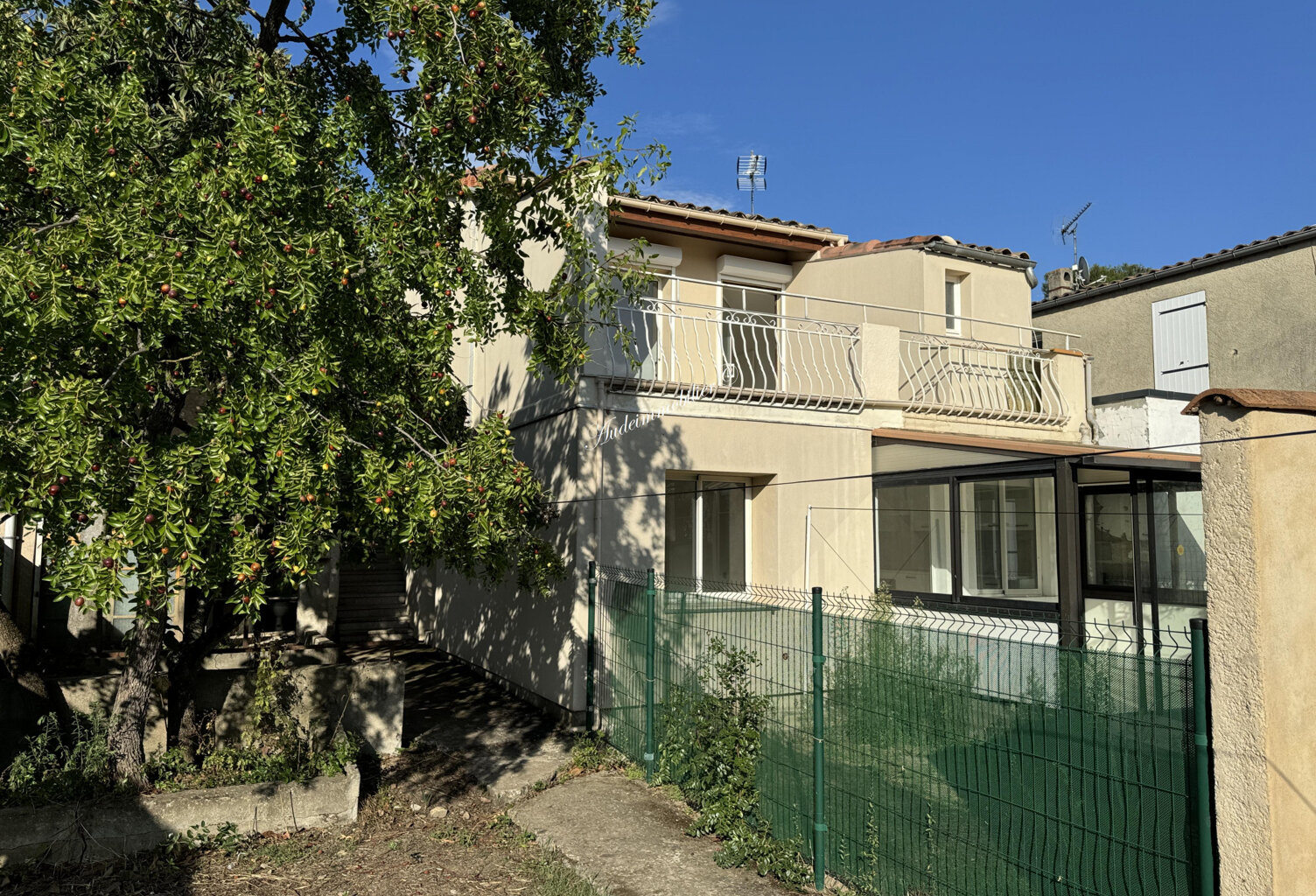 Ensemble de deux maisons avec jardins — photo 1