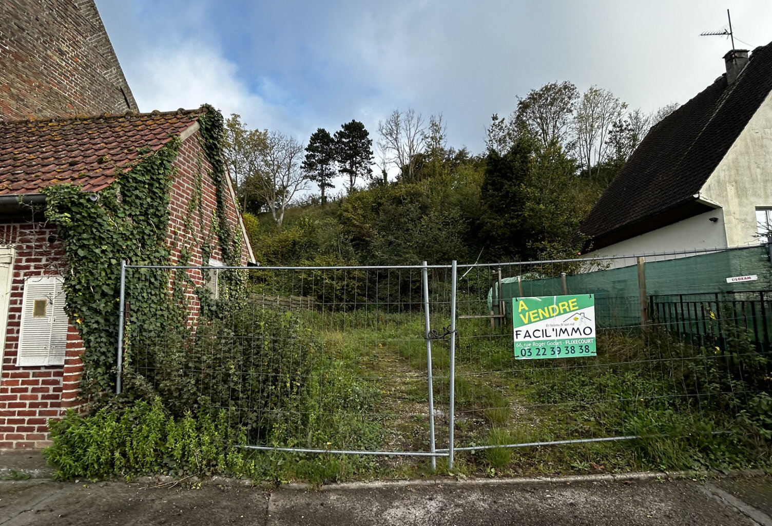 Terrain constructible de 298 m2 à Bourdon — photo 1