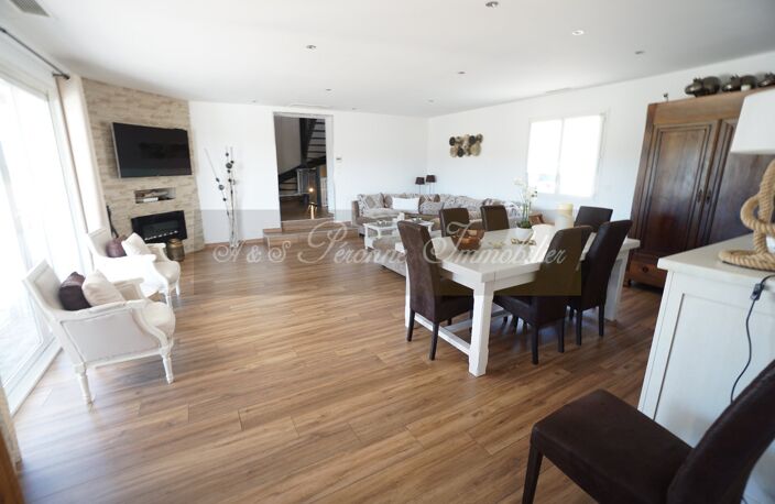 Villa — photo 2