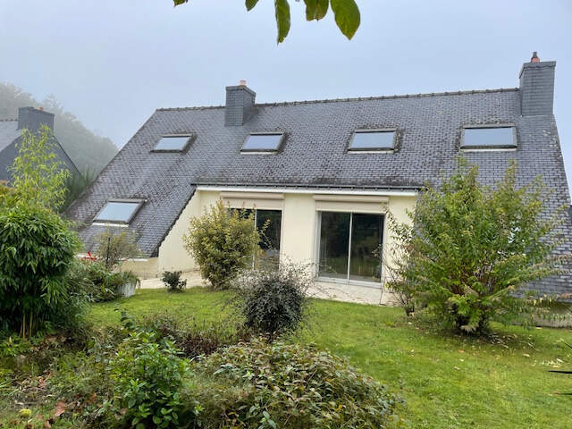 Grande maison avec très grand espace de vie et 4 chambres — photo du bien