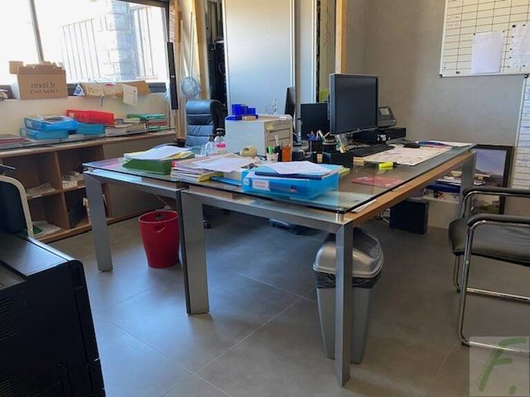 Local commercial — photo 1