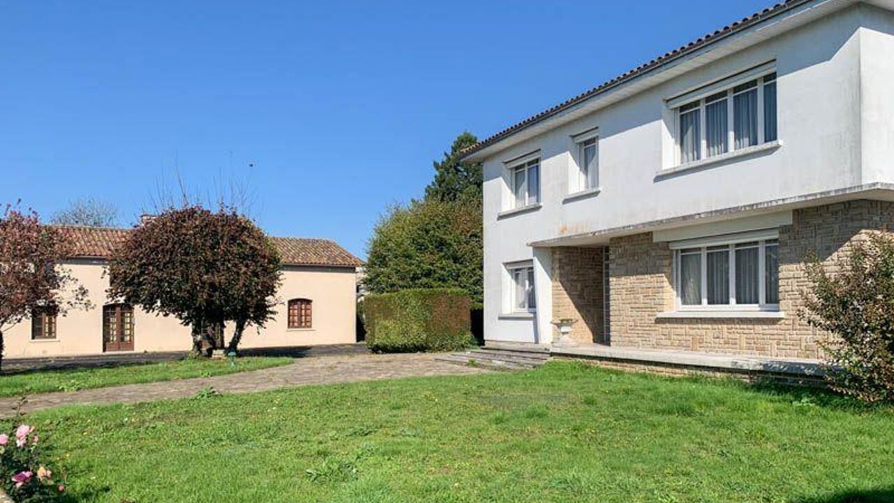 maison 17 pièces 209 m2 à vendre à Sauzé-Vaussais (79190)