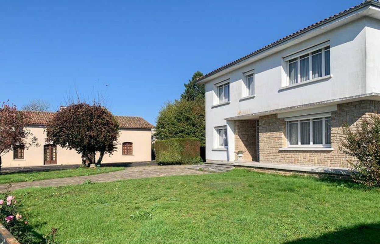 maison 17 pièces 209 m2 à vendre à Sauzé-Vaussais (79190)