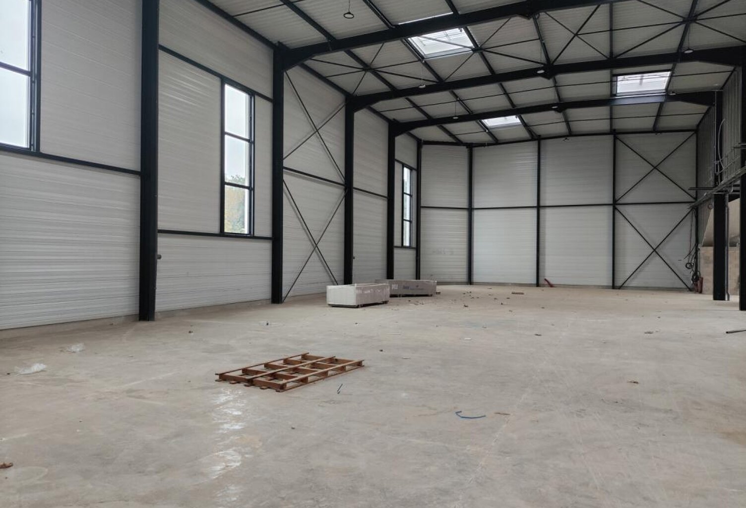 My Transac, vous propose à la location sur la commune de Chalifert, plusieurs cellules, au minimum de 328 m² jusqu'à 1 813m² — photo 1