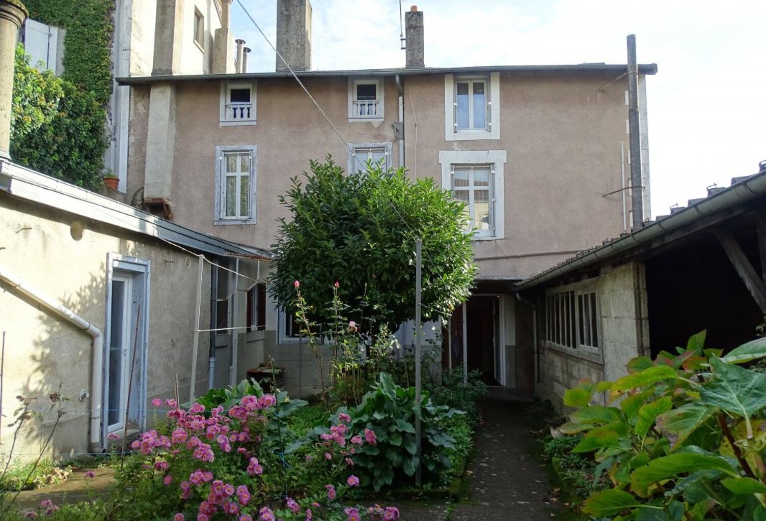 Maison centre ville de 1880 avec cour et dépendances — photo 1