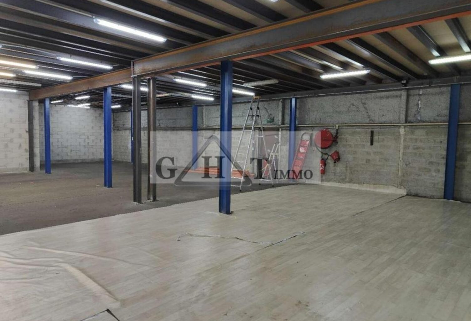A LOUER  1000 M² ENTREPOT ET BUREAUX A LA COURNEUVE — photo 1