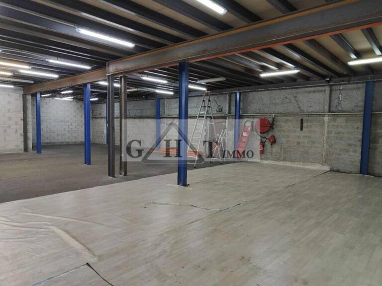 A LOUER  1000 M² ENTREPOT ET BUREAUX A LA COURNEUVE — photo 1