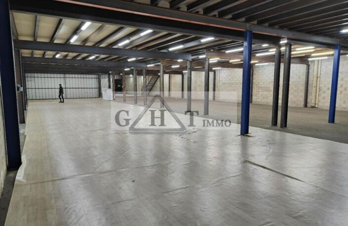 A LOUER  1000 M² ENTREPOT ET BUREAUX A LA COURNEUVE — photo 2