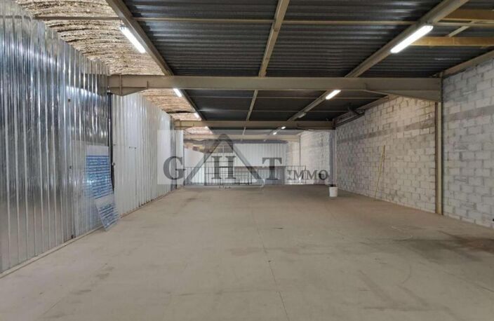A LOUER  1000 M² ENTREPOT ET BUREAUX A LA COURNEUVE — photo 3