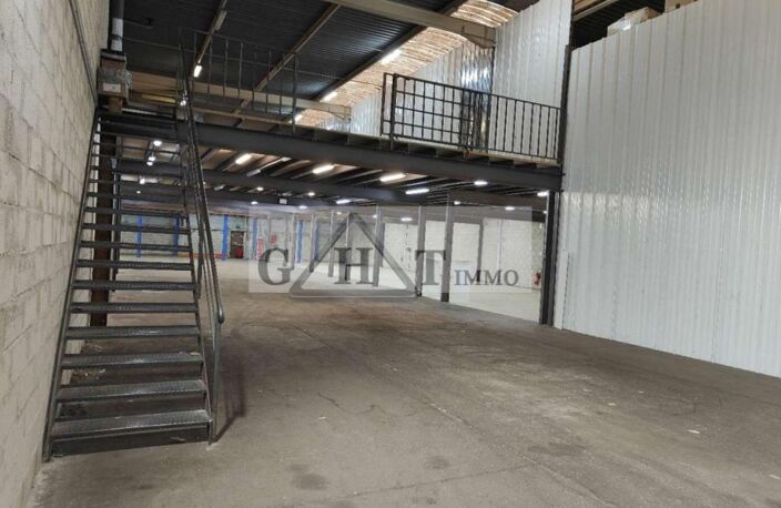 A LOUER  1000 M² ENTREPOT ET BUREAUX A LA COURNEUVE — photo 4