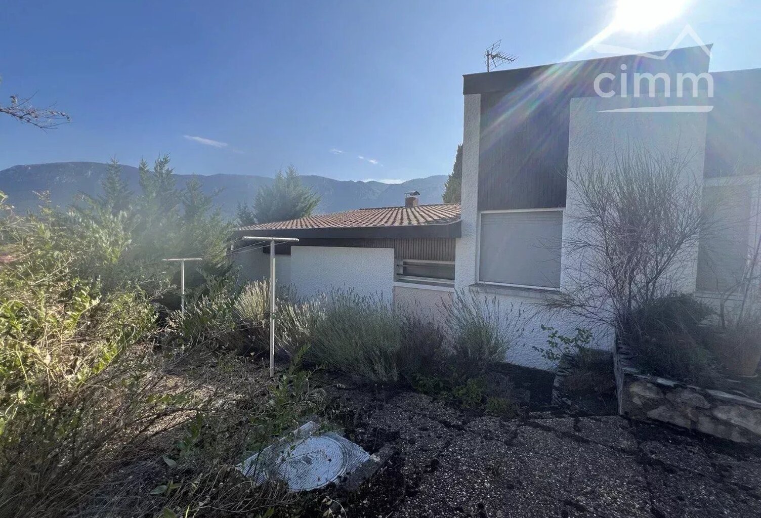 Maison d'architecte avec vue sur les montagnes — photo 1