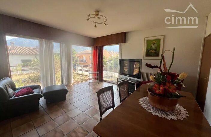 Maison d'architecte avec vue sur les montagnes — photo 3