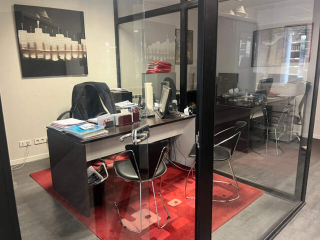 LOCAL COMMERCIAL AVEC VITRINE - BELLE VISIBILITE COURS BOSQUET — photo du bien