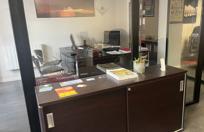 LOCAL COMMERCIAL AVEC VITRINE - BELLE VISIBILITE COURS BOSQUET — photo 2