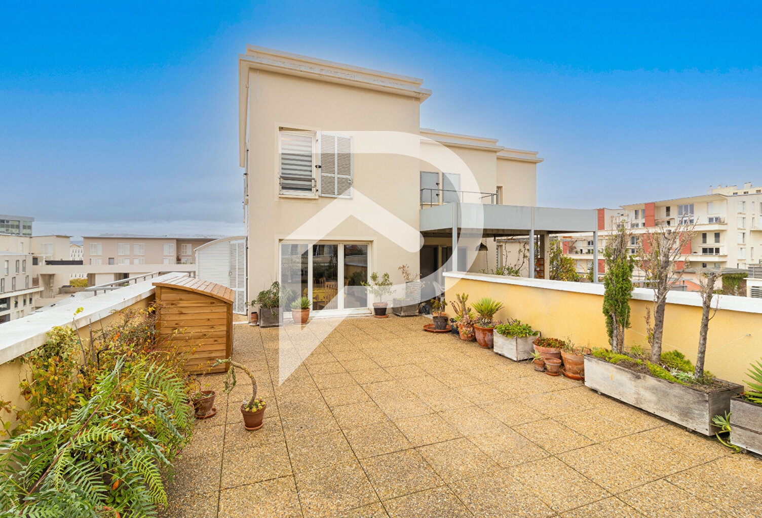 Sublime Appartement Marseille T5 de 130 m2 + terrasse de 130m2 et 2 places de parking PMR — photo 1
