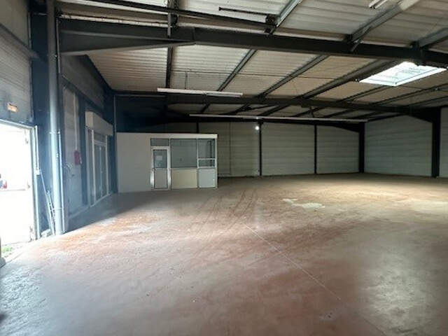 Local commercial de 418 m2 — photo du bien