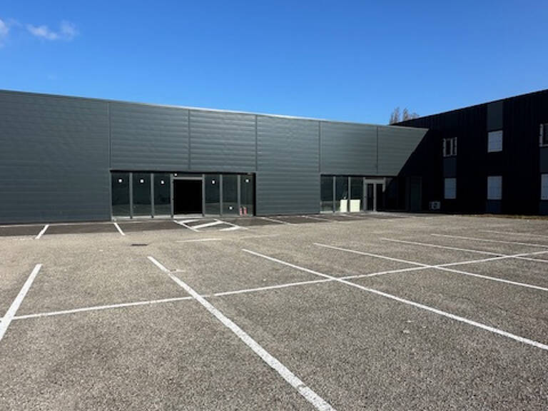 Local de 1 112 m2 avec parking — photo 1