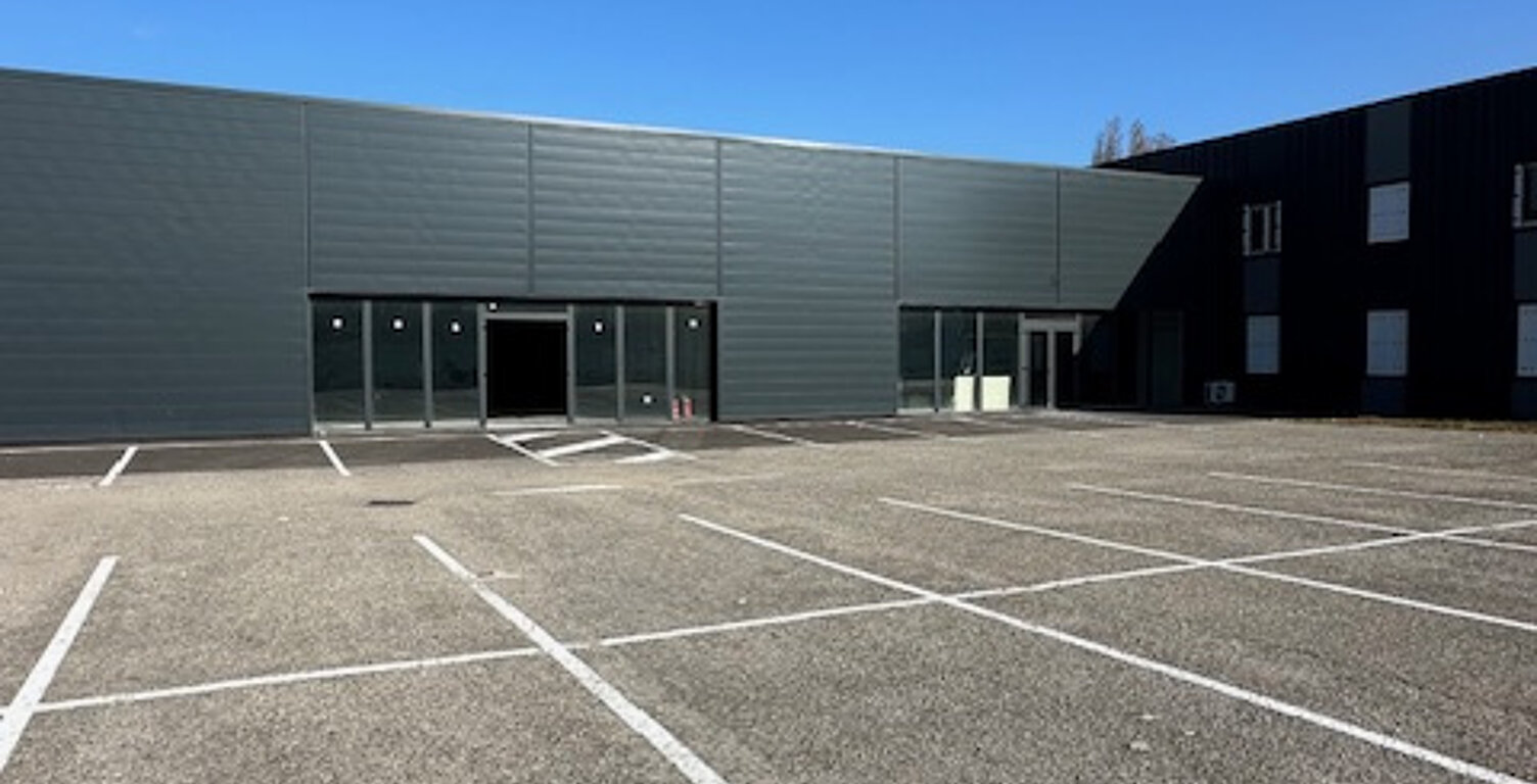 Local de 1 112 m2 avec parking — photo 1