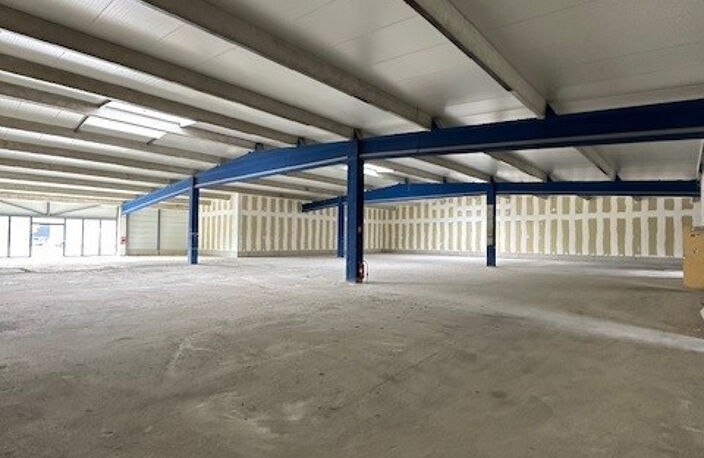 Local de 1 112 m2 avec parking — photo 2
