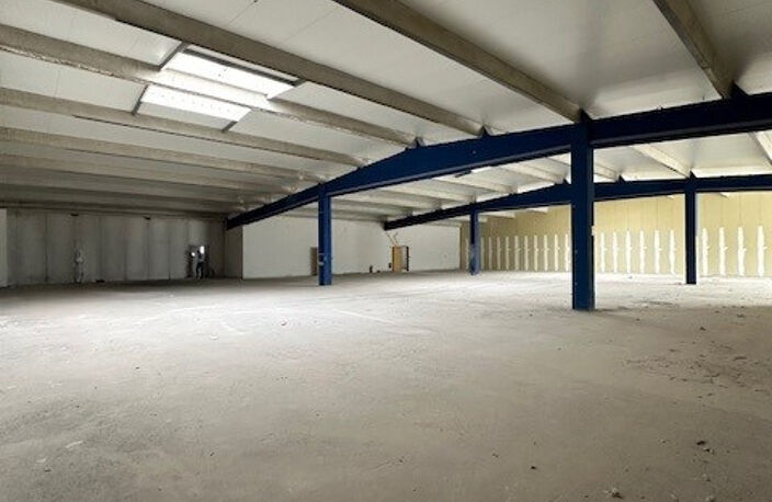 Local de 1 112 m2 avec parking — photo 3
