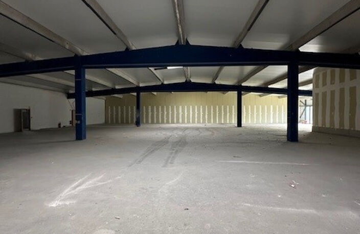 Local de 1 112 m2 avec parking — photo 4