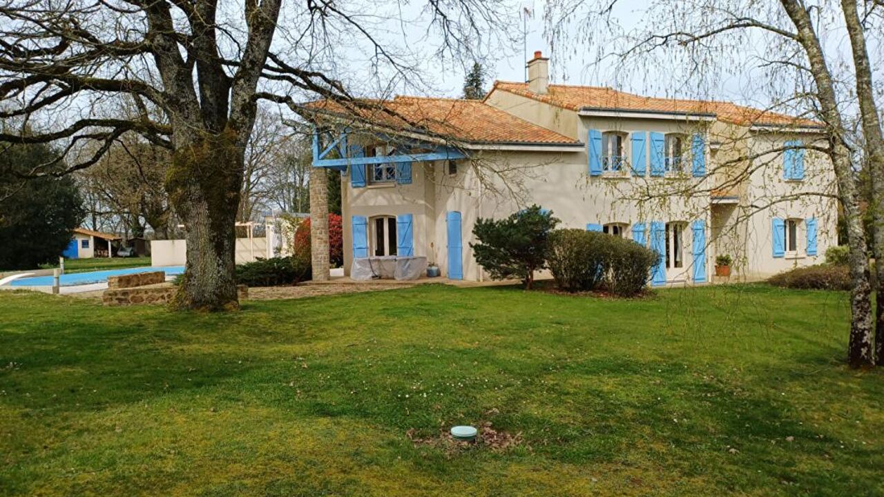 maison 10 pièces 270 m2 à vendre à Parthenay (79200)