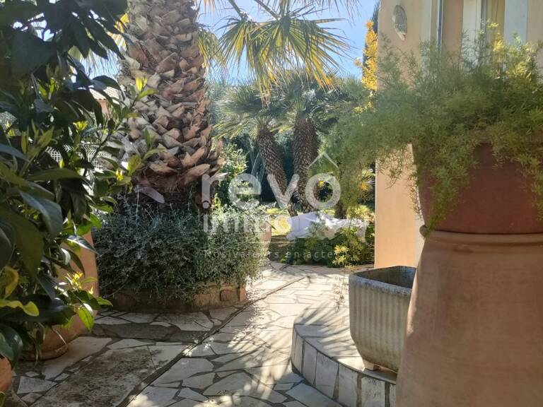 Villa — photo 1