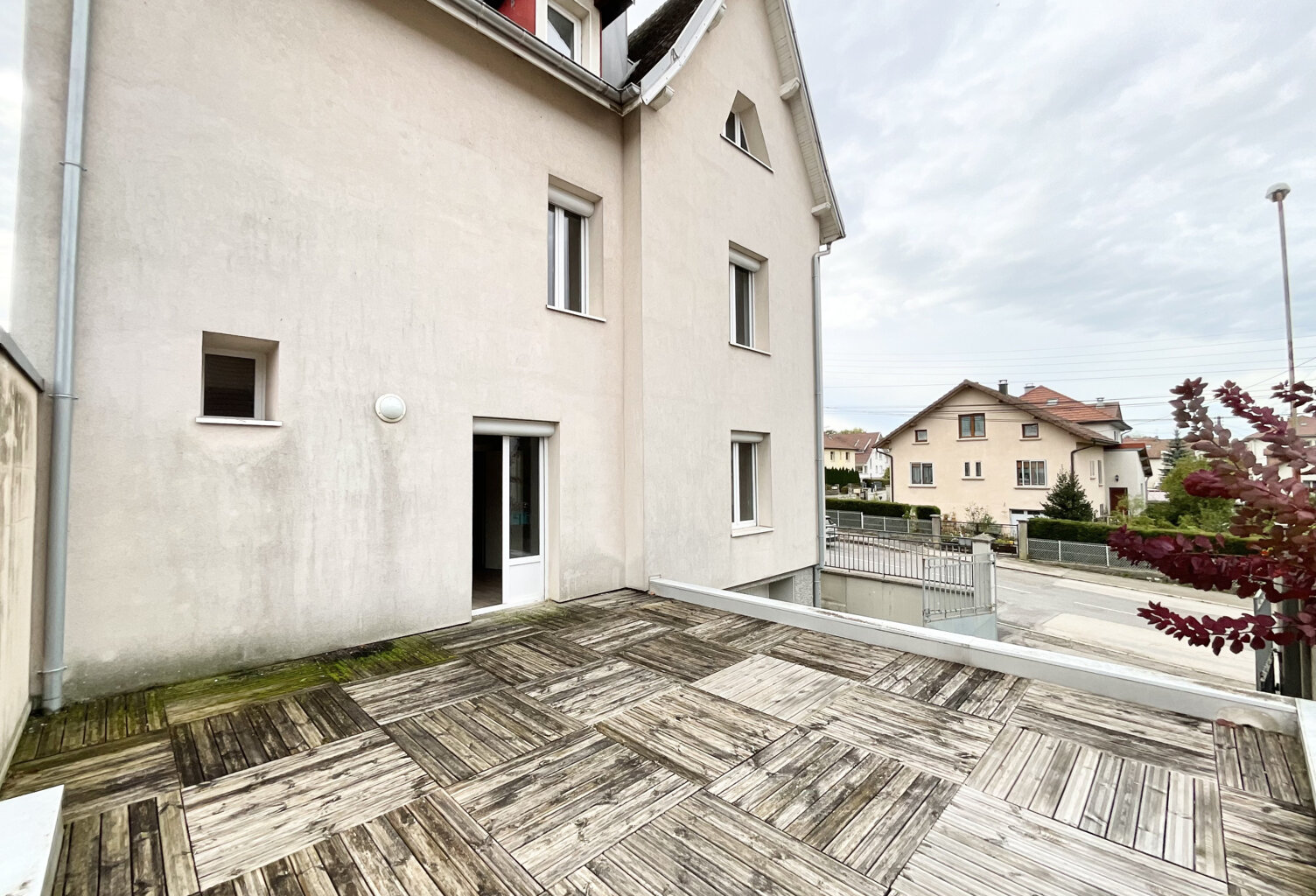 APPARTEMENT T4, ENTIÈREMENT RÉNOVÉ, PONTARLIER, 80 M2, 2 CHA — photo 1