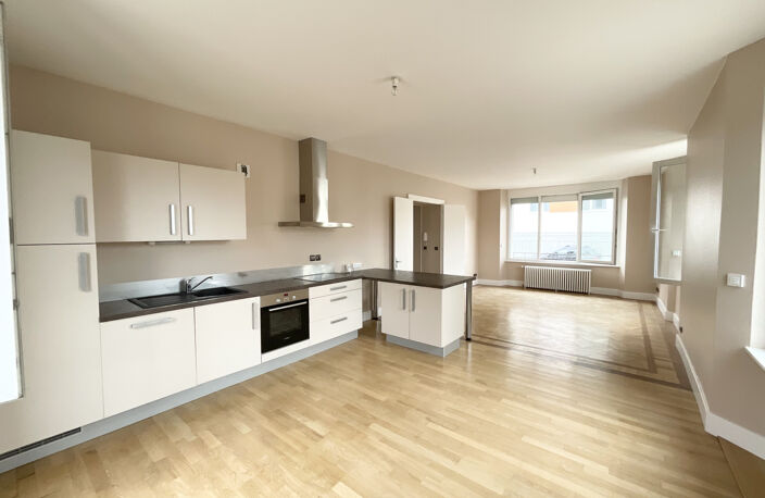 APPARTEMENT T4, ENTIÈREMENT RÉNOVÉ, PONTARLIER, 80 M2, 2 CHA — photo 2