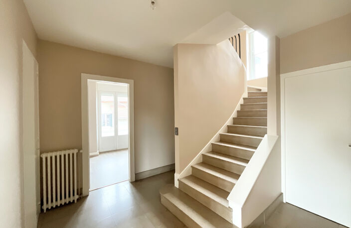APPARTEMENT T4, ENTIÈREMENT RÉNOVÉ, PONTARLIER, 80 M2, 2 CHA — photo 3