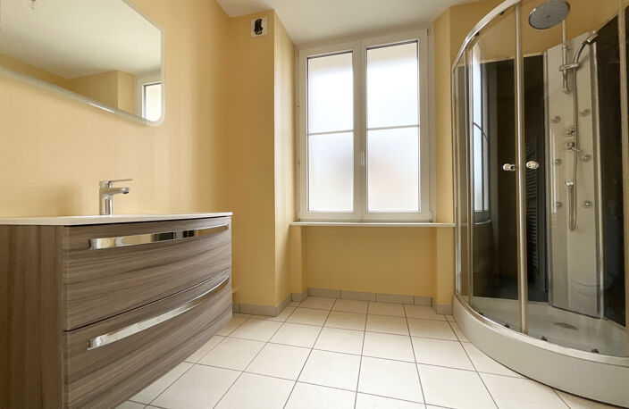 APPARTEMENT T4, ENTIÈREMENT RÉNOVÉ, PONTARLIER, 80 M2, 2 CHA — photo 4