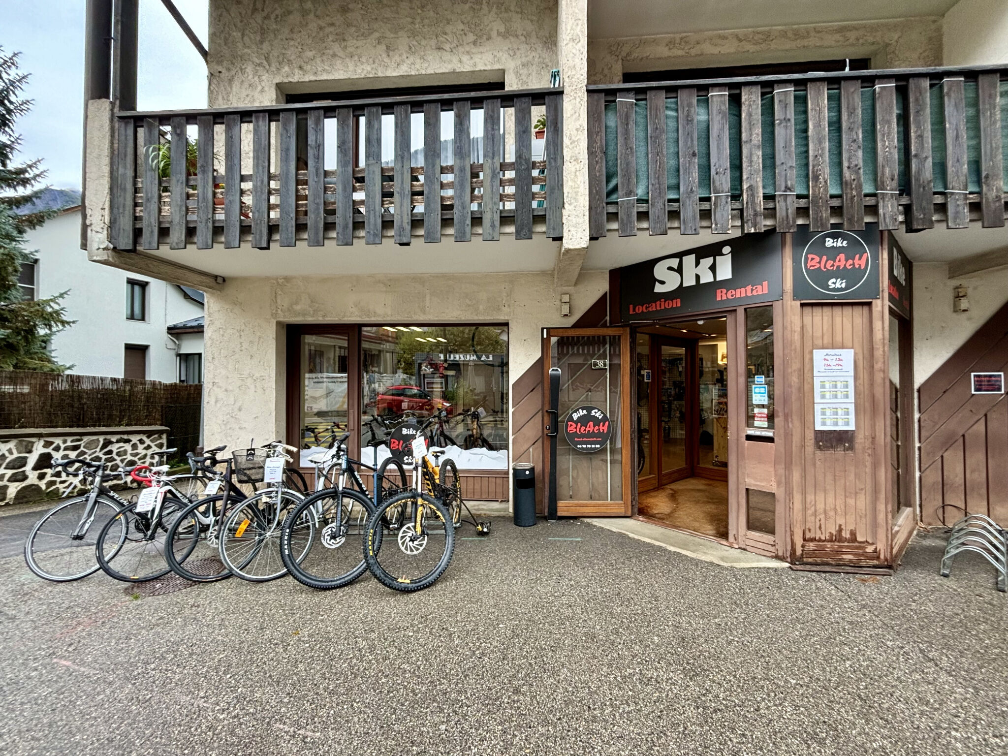 Bourg-d'Oisans (Le) Commerce divers 200 m²