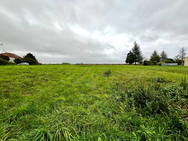 Terrain À Vendre 3 277 m2  Constructible CLION — photo 1