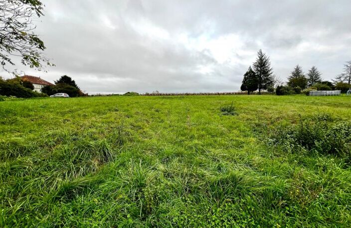 Terrain À Vendre 3 277 m2  Constructible CLION — photo 3