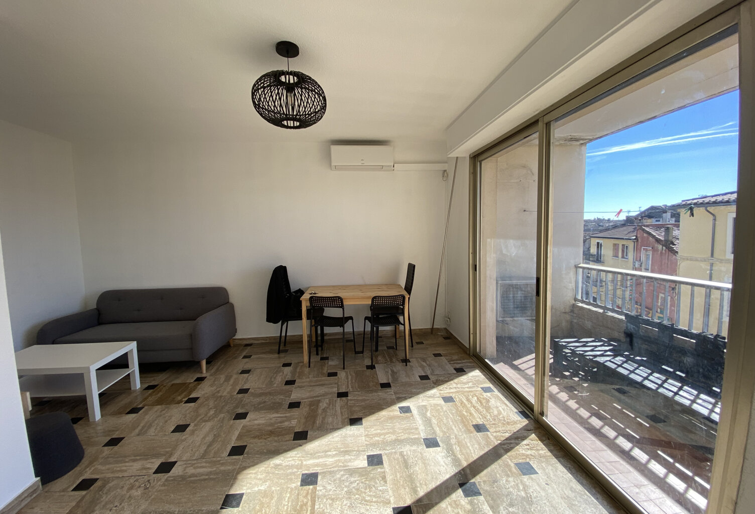 LUNEL - A LOUER - 2 PIECES MEUBLE DE 34M2 AVEC TERRASSE - 56 — photo 1