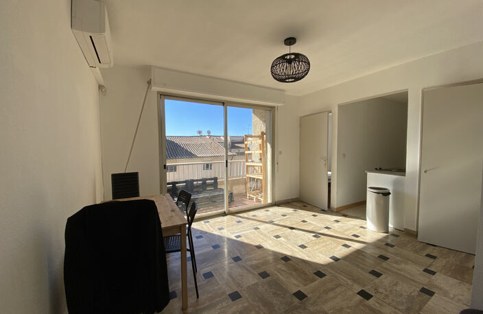 LUNEL - A LOUER - 2 PIECES MEUBLE DE 34M2 AVEC TERRASSE - 56 — photo 2