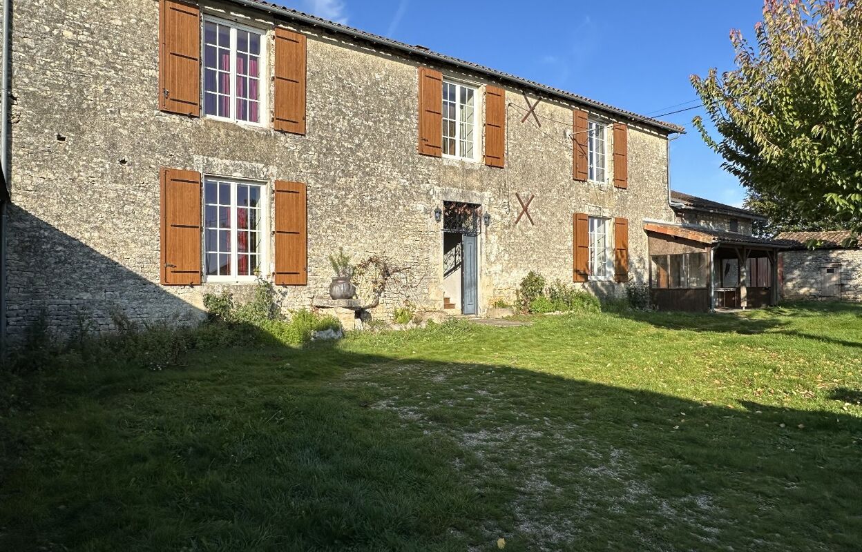 maison 8 pièces 210 m2 à vendre à Poursac (16700)