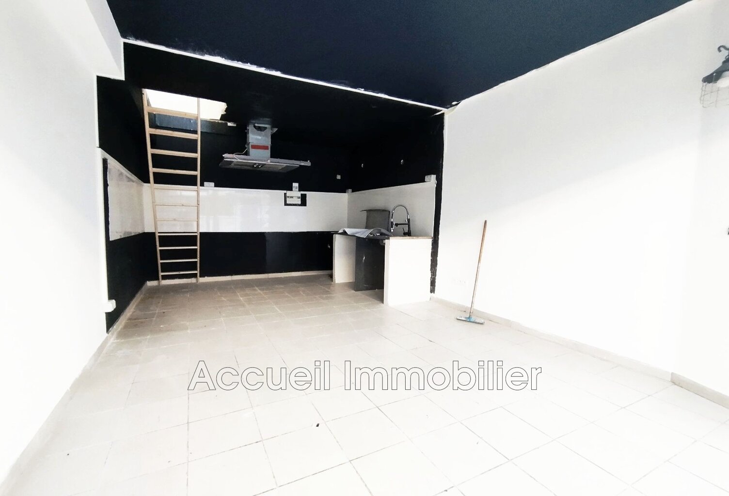 Murs commerciaux tous commerces d''environ 40 m².<BR>Étage aménag — photo 1