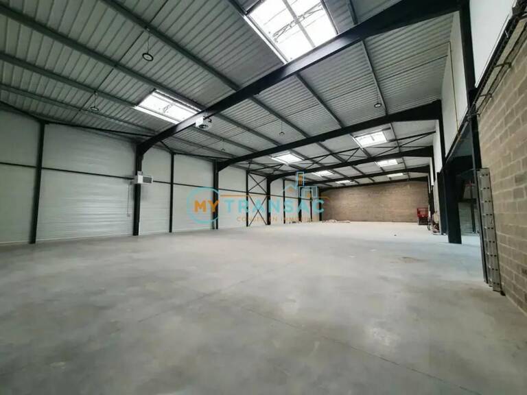 A VENDRE bâtiments d'activités indépendants à partir de 2 376 m² et cellule de 493m² situé à Villebon-sur-Yvette — photo 1