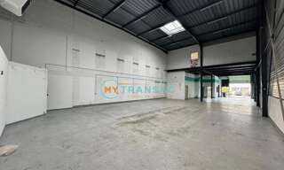 Local industriel  820 m² à louer à Massy (91300)