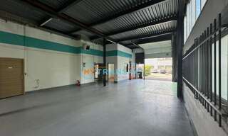 Local industriel  820 m² à louer à Massy (91300)
